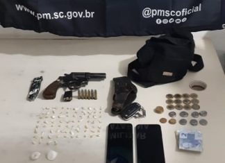 Polícia Militar prende suspeitos e apreende arma, munições e drogas em Sombrio