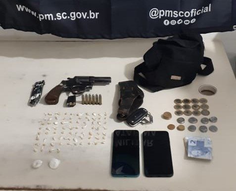 Polícia Militar prende suspeitos e apreende arma, munições e drogas em Sombrio