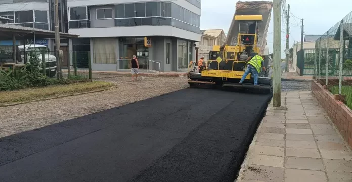 Ruas Centrais de Balneário Gaivota recebem asfalto