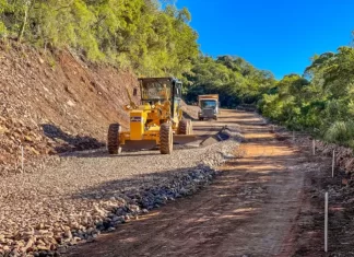 Pavimentação da Serra do Faxinal avança e trecho precisará ser interditado para concretagem da pista