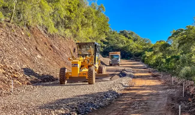 Pavimentação da Serra do Faxinal avança e trecho precisará ser interditado para concretagem da pista