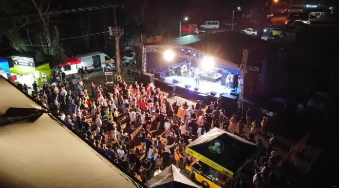 Boia Cross começa com grande público em uma noite de rock