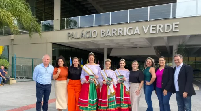 Prefeito e Soberanas divulgam festa de Meleiro na capital