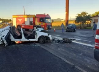 Motorista fica preso às ferragens após acidente na SC 108 em Meleiro