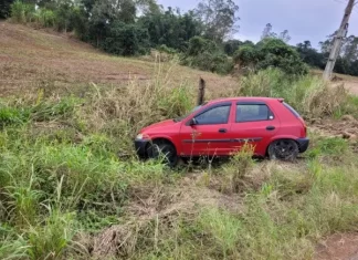 Saída de pista deixa cinco pessoas feridas em Turvo