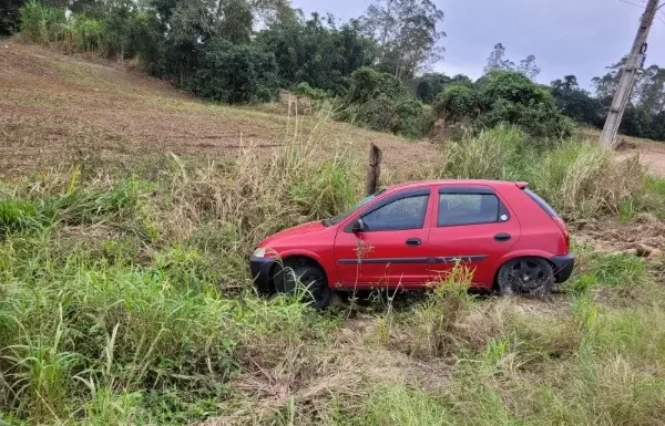 Saída de pista deixa cinco pessoas feridas em Turvo