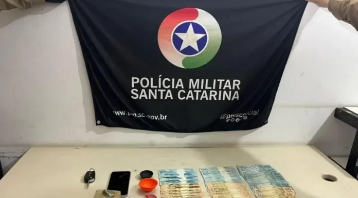 PM prende homem após encontrar drogas e dinheiro em Araranguá
