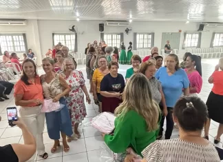 Mães da terceira idade são homenageadas com baile e brindes em Jacinto Machado