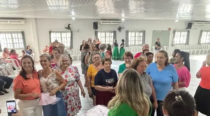 Mães da terceira idade são homenageadas com baile e brindes em Jacinto Machado