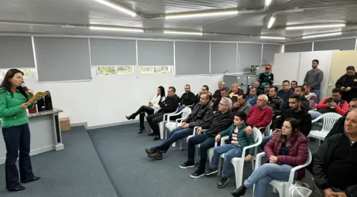 Prefeita Gislaine assina ordens de serviço para pavimentações de ruas em Sombrio