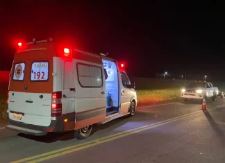 Motociclista fica ferido após colidir com placa em Sombrio