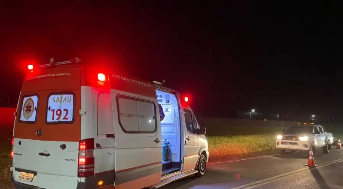 Motociclista fica ferido após colidir com placa em Sombrio