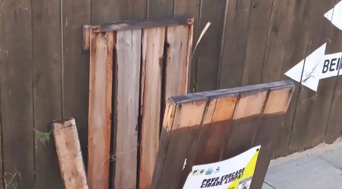 Vândalos destroem lixeiras da Avenida Beira Mar e Passarelas em Balneário Gaivota