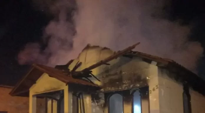 Após discutir com companheira, homem coloca fogo em casa e mata sogra e filha de apenas três meses