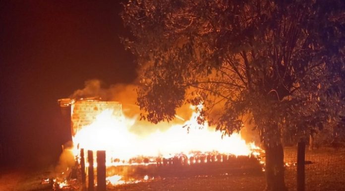 Incêndio destrói residência em Balneário Gaivota