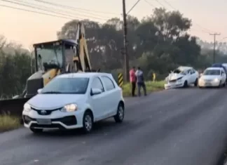Colisão entre carro e retroescavadeira é registrada na SC 447