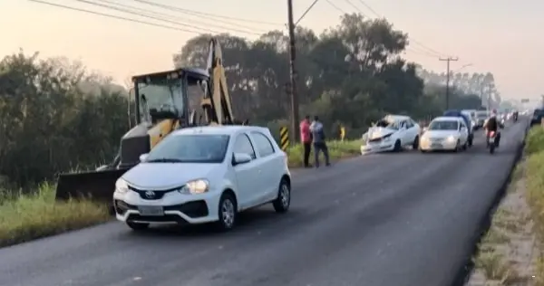 Colisão entre carro e retroescavadeira é registrada na SC 447