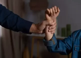 Em Jacinto Machado, polícia prende homem por agredir a filha de 13 anos com soco