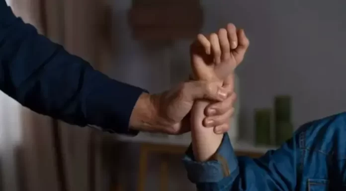 Em Jacinto Machado, polícia prende homem por agredir a filha de 13 anos com soco