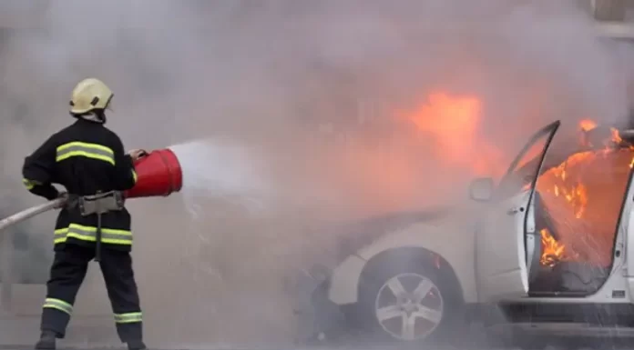 Bombeiros de Santa Catarina e Rio Grande do Sul combatem incêndio veicular em Torres (RS)