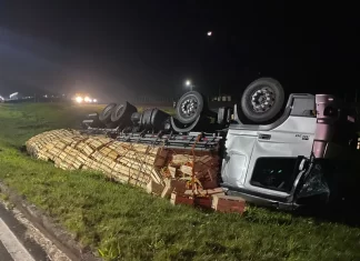 Caminhão carregado de tomates capota em Santa Rosa do Sul na madrugada de domingo