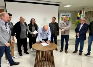 Cooperja sedia assinatura de entrega de sementes de milho do programa Terra Boa do Governo Estadual