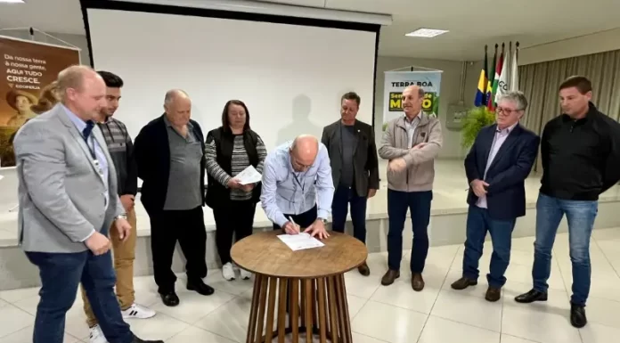 Cooperja sedia assinatura de entrega de sementes de milho do programa Terra Boa do Governo Estadual