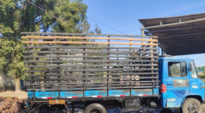 Populares controlam incêndio em caminhão que transportava papelão em Araranguá