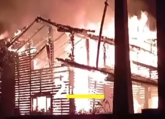 Incêndio destrói casa em Balneário Gaivota durante a madrugada