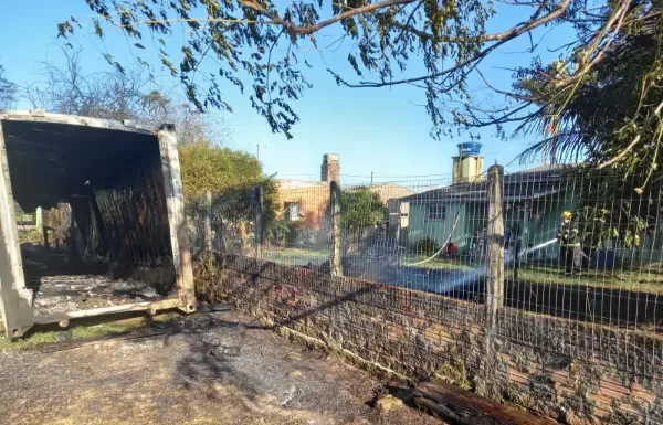 Fogo em contêiner chama atenção em Balneário Gaivota