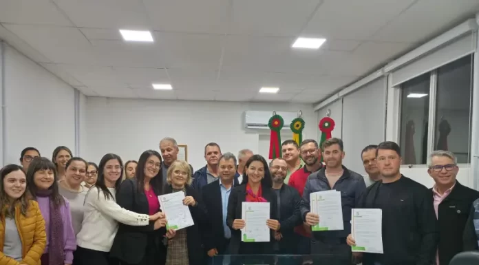 Prefeita Gislaine assina ordens de serviço para infraestrutura, assistência social e educação