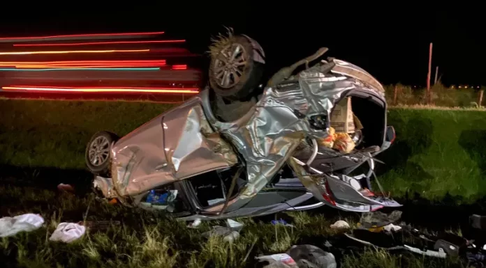 Carro capota com três pessoas na BR 101 em Passo de Torres