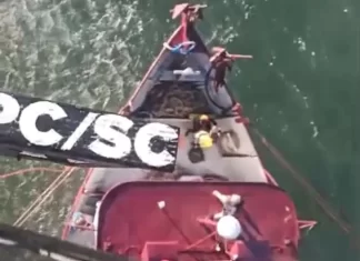 Helicóptero da Polícia Civil de Santa Catarina resgata pescador ferido em Torres, RS