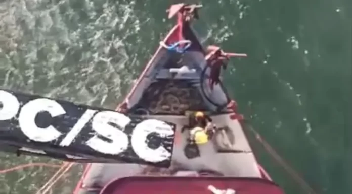 Helicóptero da Polícia Civil de Santa Catarina resgata pescador ferido em Torres, RS