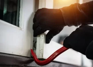 Ladrão furta casa enquanto o dono dormia em Passo de Torres