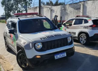 Homem com mandado de prisão tenta se passar por irmão e acaba em cana em Passo de Torres
