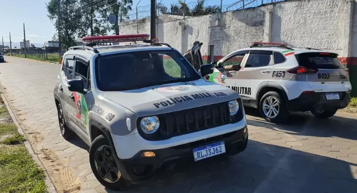 Homem com mandado de prisão tenta se passar por irmão e acaba em cana em Passo de Torres