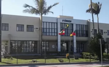 Homem condenado por tráfico de drogas é preso após se apresentar no Fórum de Sombrio
