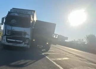 Motorista de caminhão cai durante acidente e acaba atropelado por automóvel