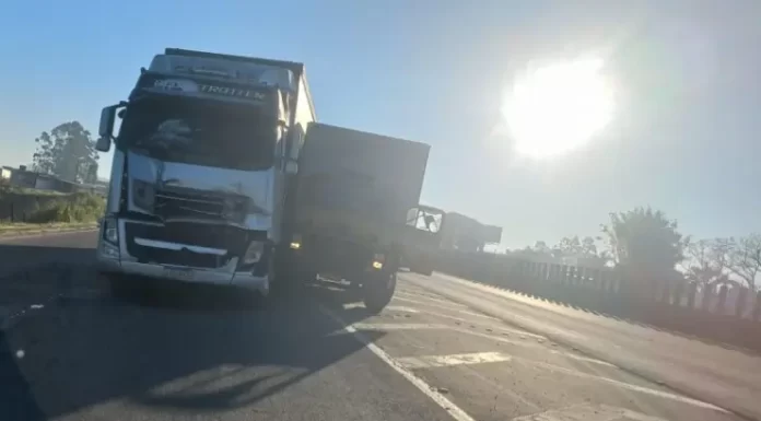 Motorista de caminhão cai durante acidente e acaba atropelado por automóvel