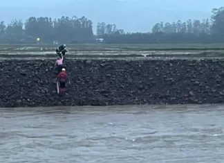 Carro cai no Rio Canoas em Praia Grande