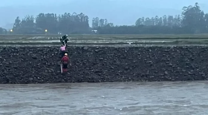 Carro cai no Rio Canoas em Praia Grande