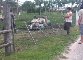 Saída de pista seguida de capotamento é registrada na ARA 227 sentido Morro dos Conventos