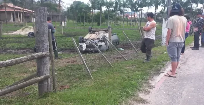 Saída de pista seguida de capotamento é registrada na ARA 227 sentido Morro dos Conventos