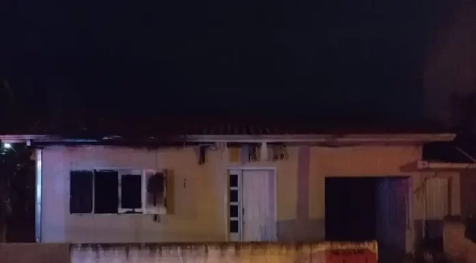 Incêndio em Residência em Sombrio Mobiliza Corpo de Bombeiros