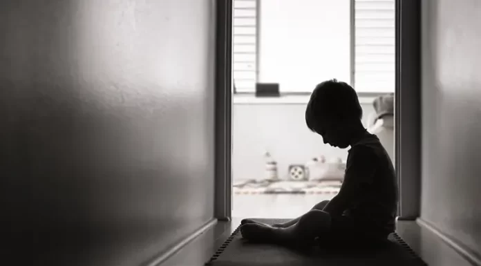 Criança de 6 anos foge de casa após ver mãe ser agredida em Passo de Torres