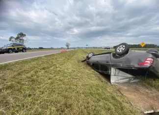 Passo de Torres: Veículo Capota no Canteiro Central