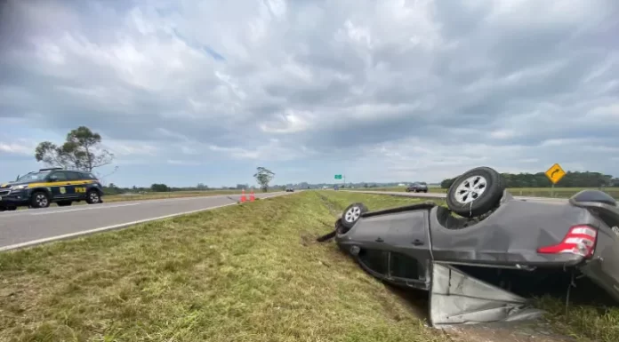 Passo de Torres: Veículo Capota no Canteiro Central