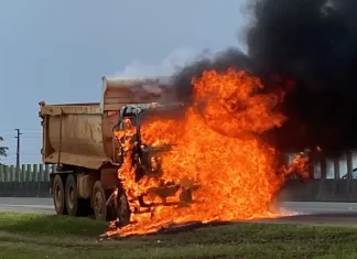 Incêndio destrói cabine de caminhão na BR-101 em Araranguá