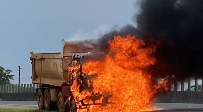Incêndio destrói cabine de caminhão na BR-101 em Araranguá